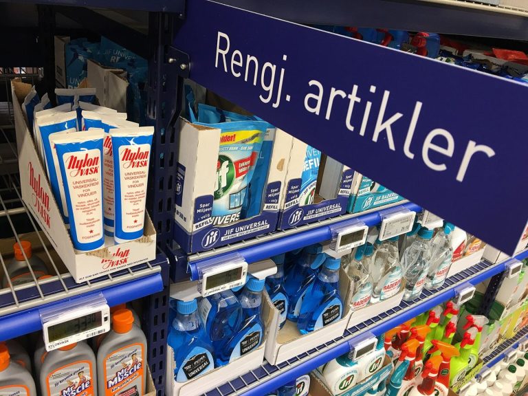 Decision Fatigue: Why Too Many Choices Drain the Brain A shopper facing long supermarket shelves of products